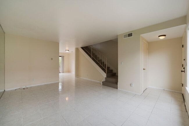 Building Photo - RPV Remodeled 2 bed 3 bath townhome in gat...