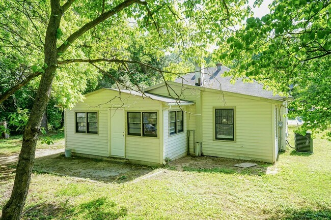 Building Photo - Beautiful Three Bedroom Home!