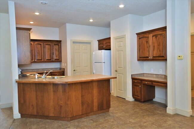 Building Photo - 1008 Southgate Circle