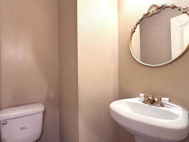 Building Photo - 2 Bedroom / 2 bath townhouse with 1 car garage