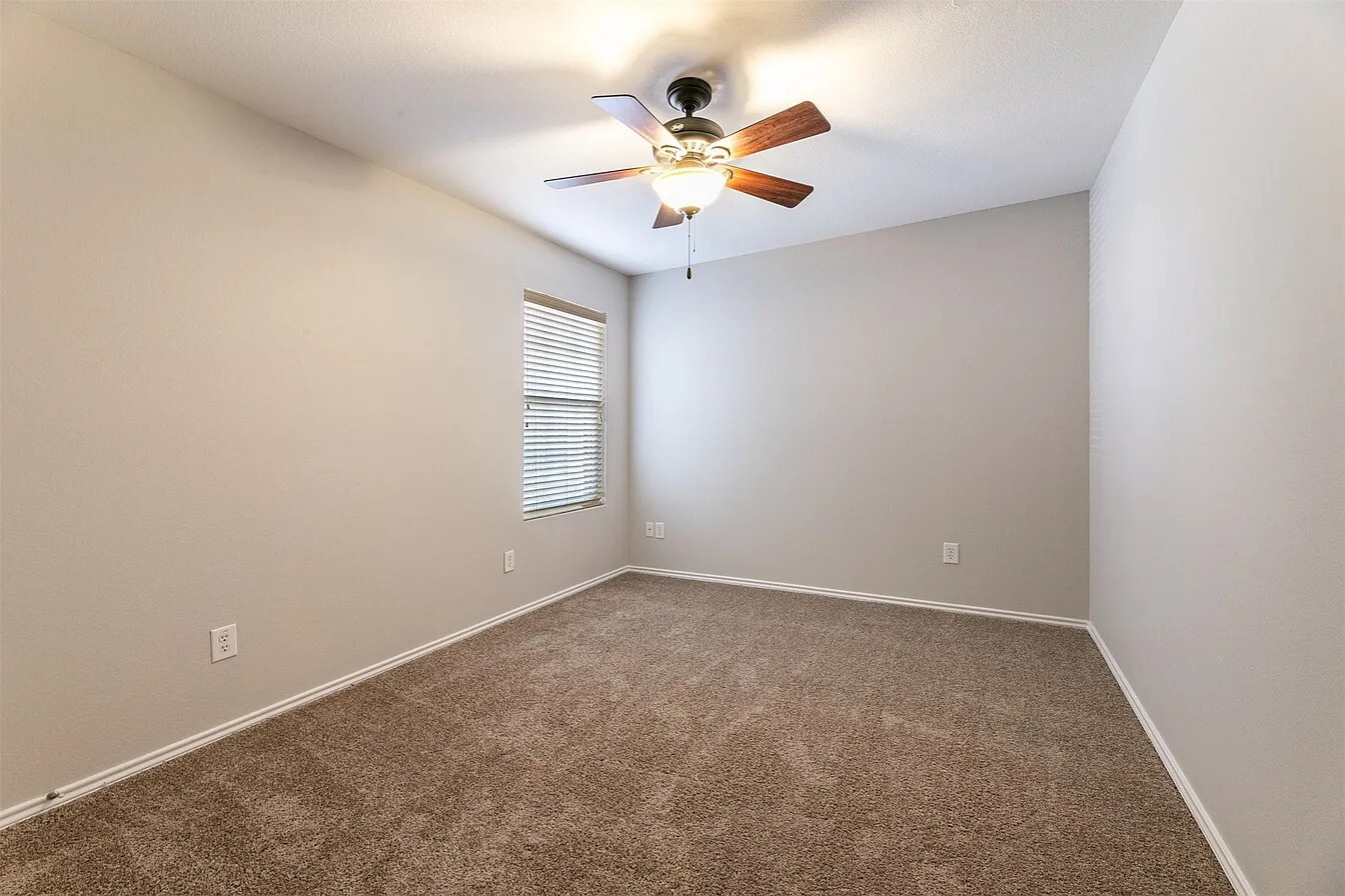 Building Photo - 9829 Fleetwood Dr
