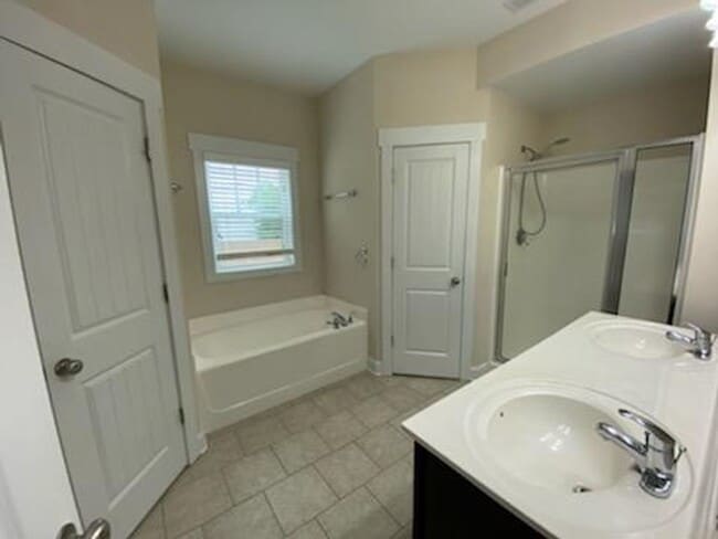 Building Photo - 3 Bed, 2 Bath unfurnished home with Bonus room in Escoba Bay!