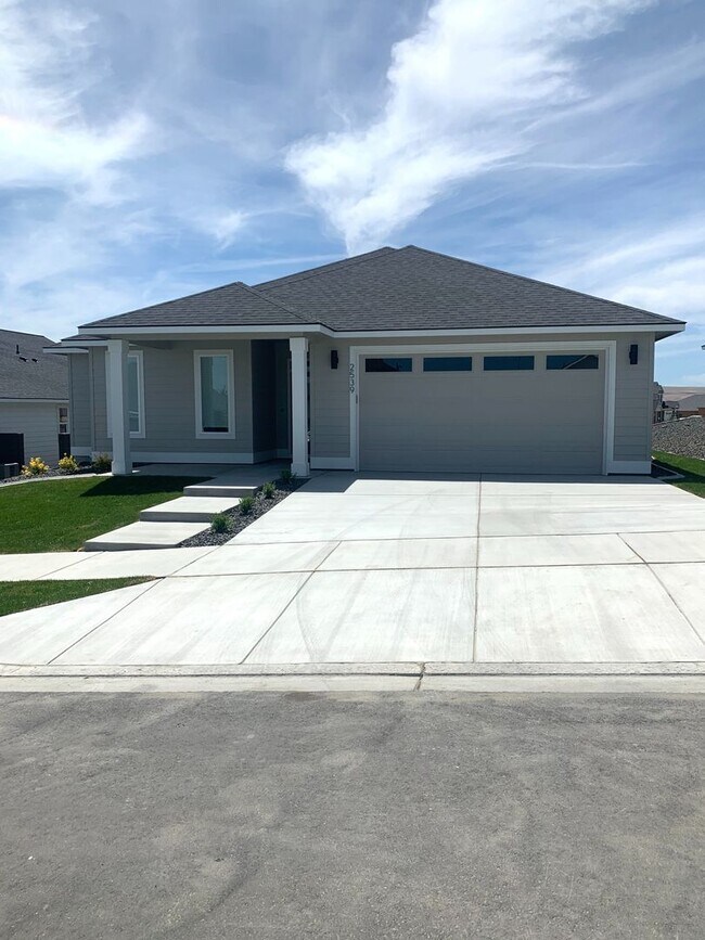 Primary Photo - Beautiful newer construction home in Richl...