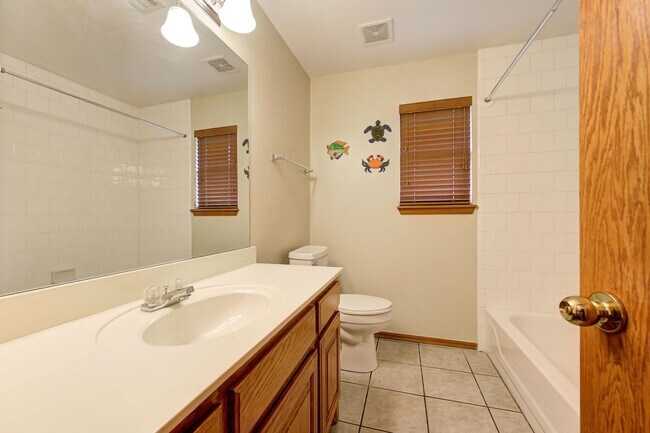 Building Photo - Amazing 4BD/3BTH home with a 3 car garage ...