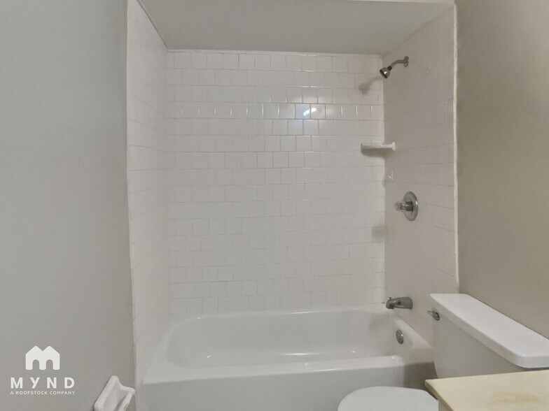 Building Photo - 976 Clarington Dr