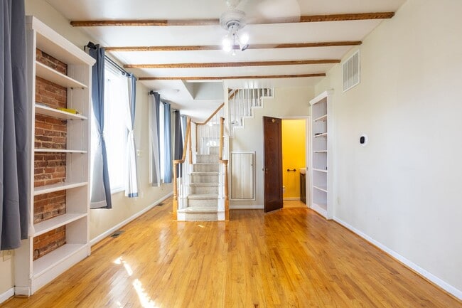 Building Photo - Lovely 3 BR/1.5 BA Semi-Detached Home in S...