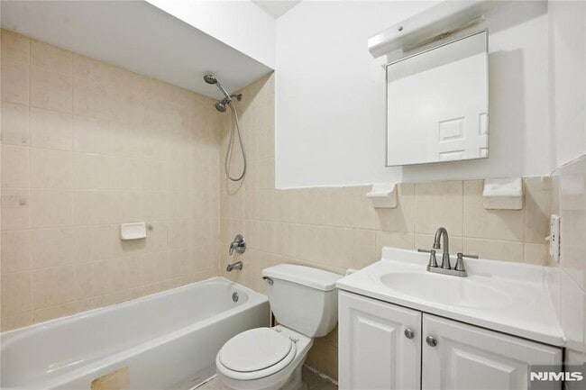 Building Photo - 44 1/2 3rd Street Unit 2