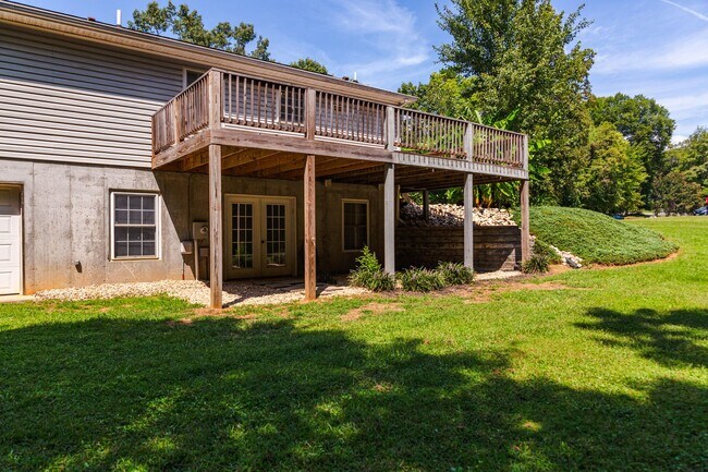 Building Photo - New Listing!
