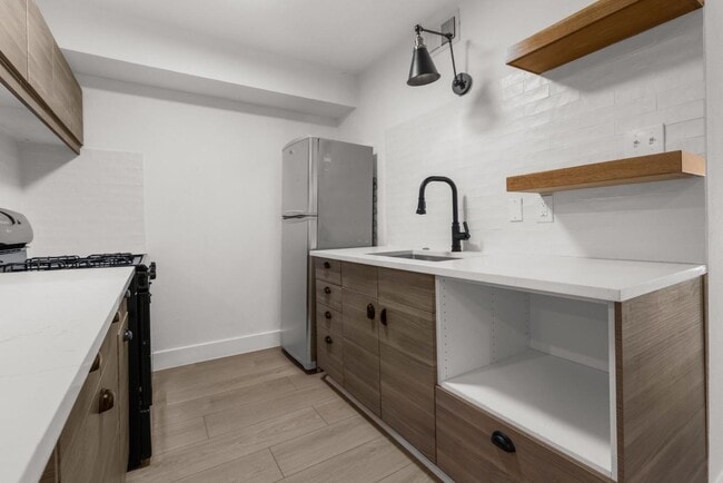 Building Photo - 505 W 7th St