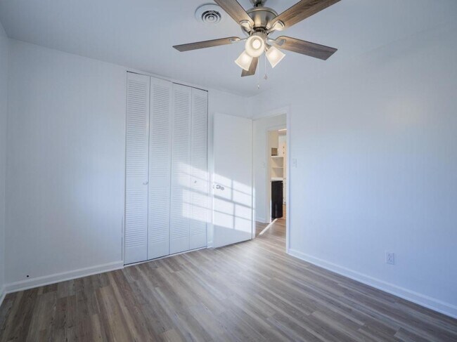 Building Photo - 2323 Frederick Pl