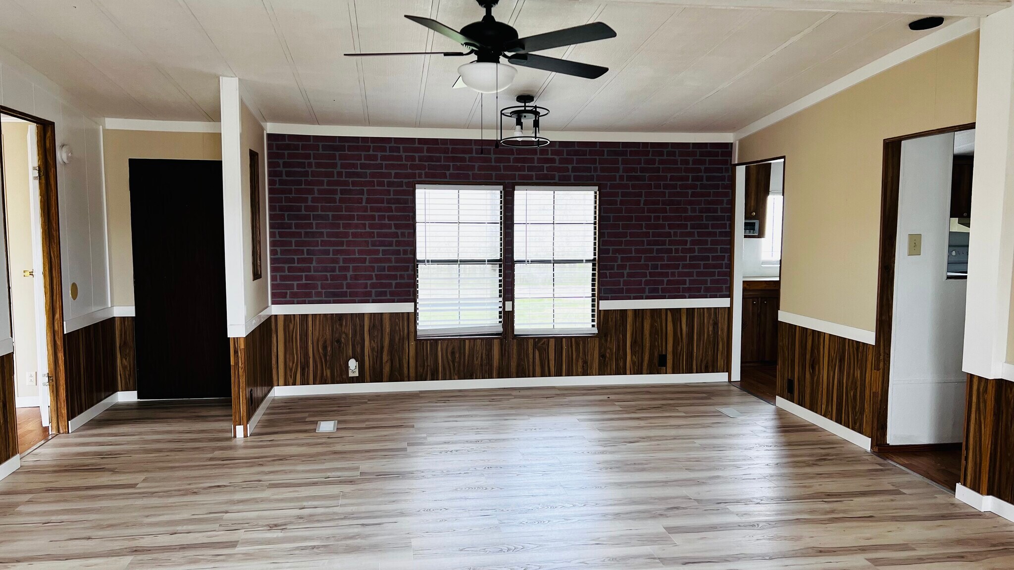 Building Photo - 1982 US-441