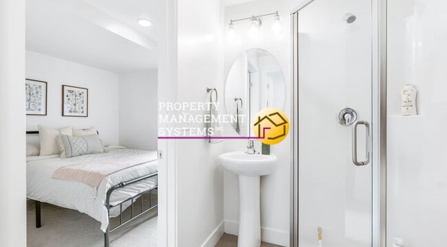 Building Photo - 2 Bed Townhome - *Includes Internet!!