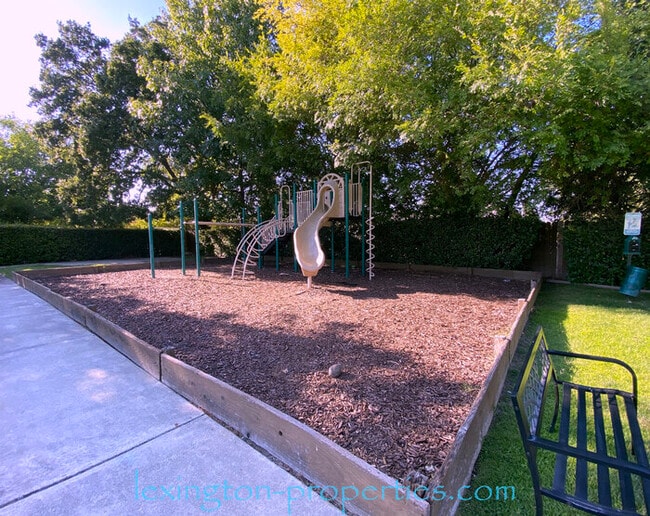Building Photo - Stunning, 2BD/1BA, Condo in the Villaggio Community off Madison Ave. and Auburn Blvd.! ***Move-in...