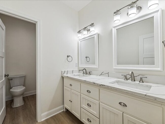 Building Photo - 915 E 37th St