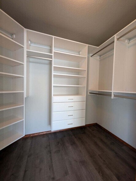 Building Photo - 4610 Seville Dr
