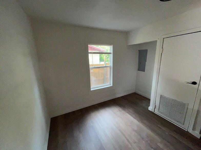 Building Photo - 610 SE 13th Terrace