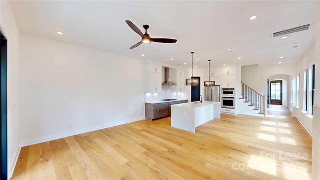 Building Photo - 313 E Peterson Dr