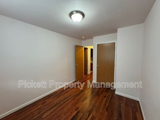 Building Photo - 3530 NE Rozene Way