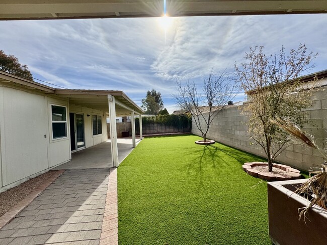 Building Photo - Midvale beauty 3 bed 2 bath