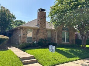 Building Photo - Modern Makeover! Rare 2 Bedroom House in C...
