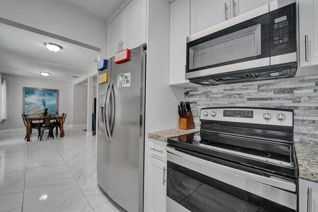 Building Photo - 3 bedroom in Dania Beaach FL 33004
