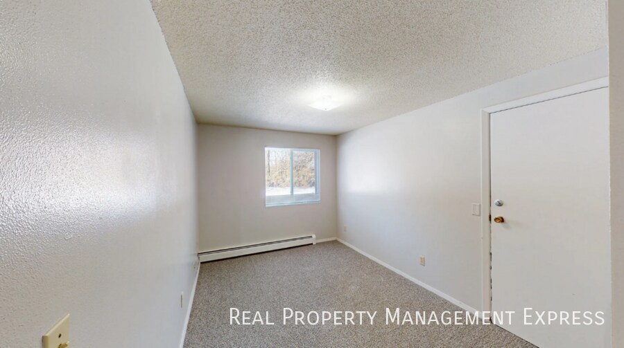 Building Photo - 2 Bed 1 Bath Apartment