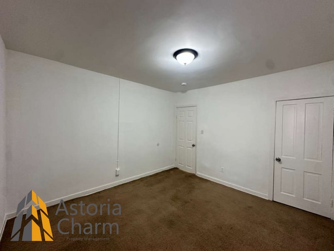 Building Photo - 1 Bedroom Plus Den Rowhome on Kuper Place