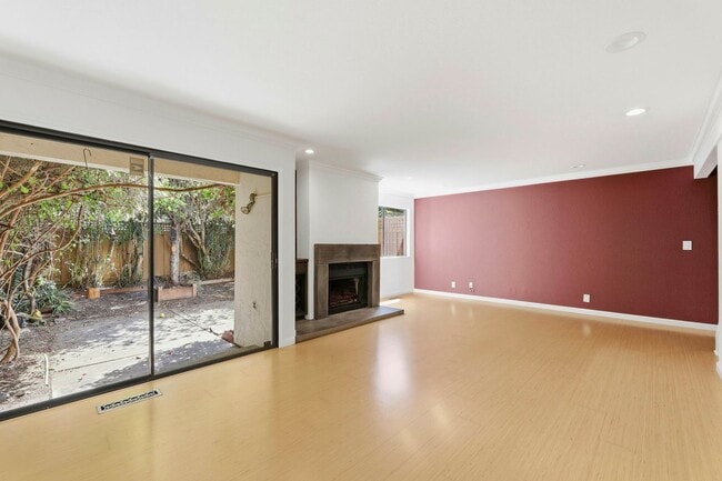 Building Photo - 2 Bedroom Townhome with Private Yard and 2 Car Garage in Santa Clara