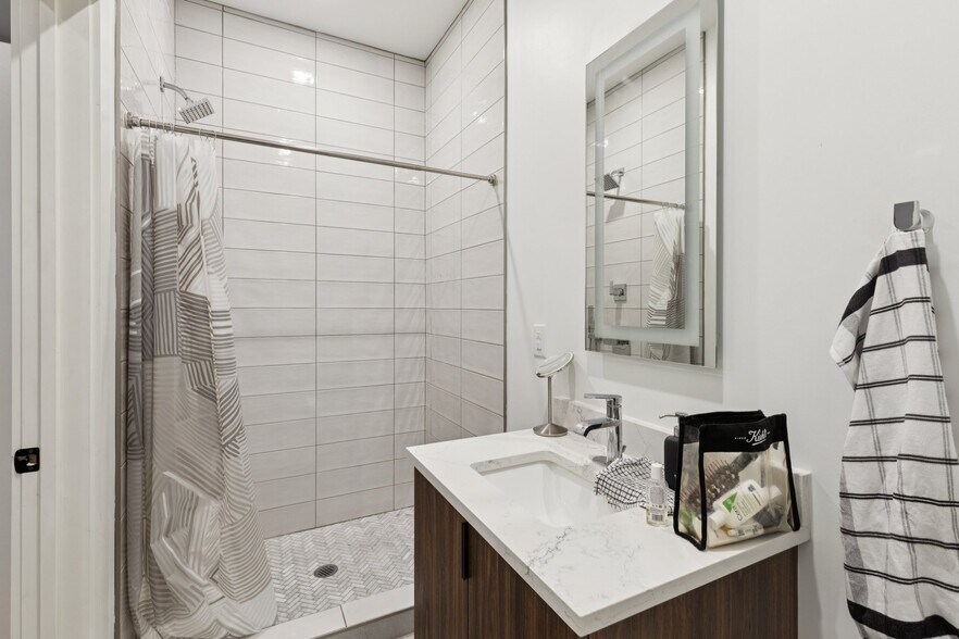 Building Photo - 3849 Lancaster Ave