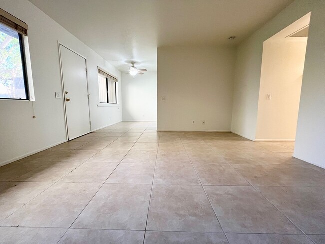 Building Photo - AVAILABLE NOW! BEAUTIFUL 3 Bed 2 Bath COND...