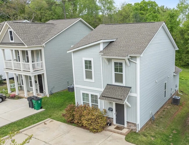Building Photo - 2821 Shamrock Dr