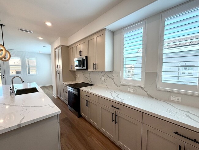 Building Photo - Brand-New Luxury Townhome for Lease in Claremont