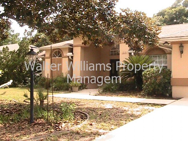 Building Photo - Spacious pool home