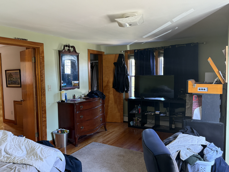 Upstairs King Bedroom 2 - 6 Deer St