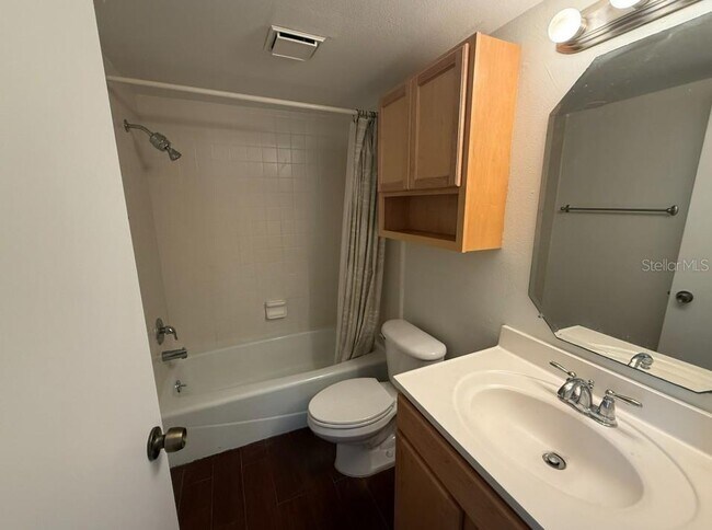 Building Photo - 631 N Orange Ave