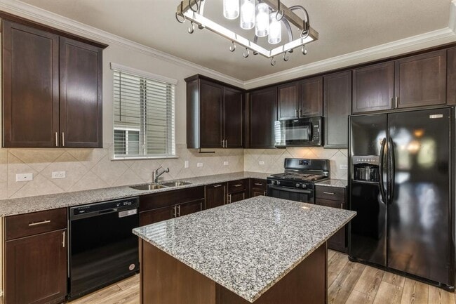 Building Photo - 428 English Oak St