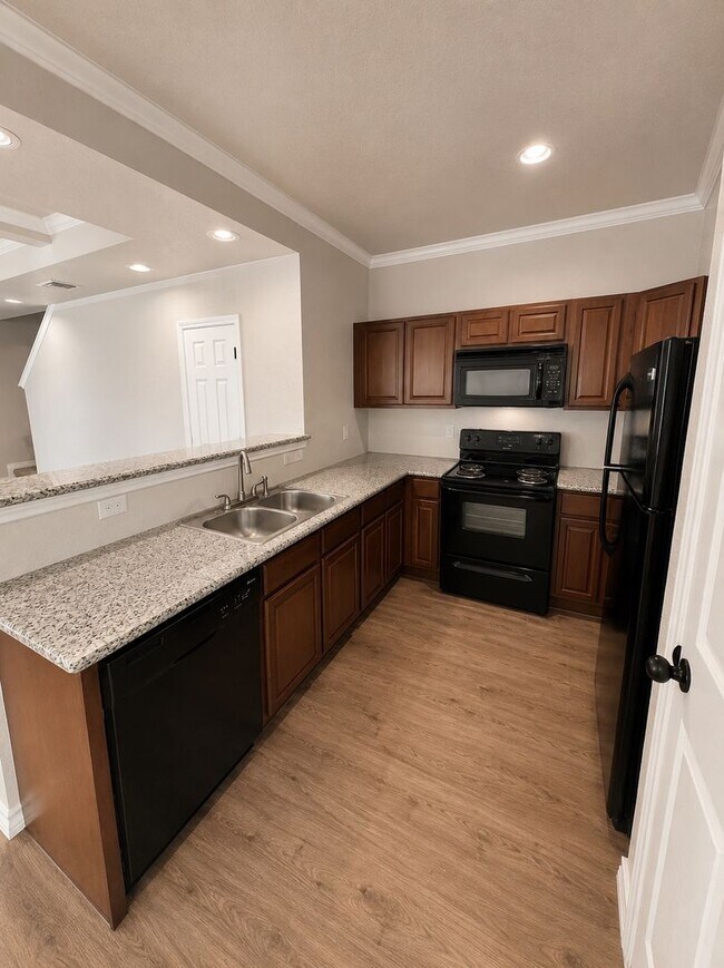 Building Photo - Beautifully Renovated Town-home - Near Medical Center