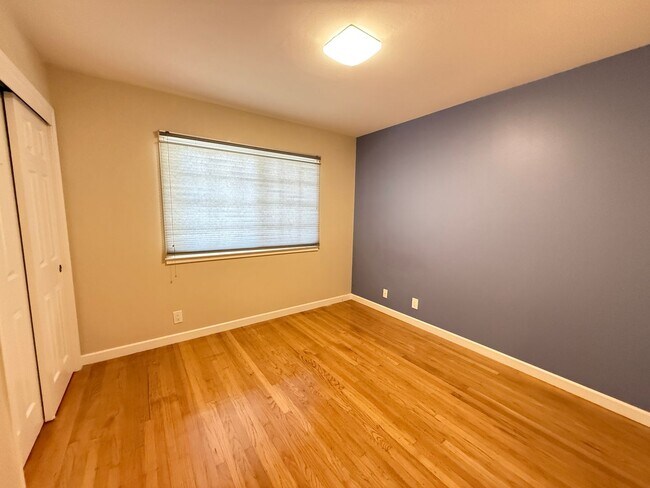 Building Photo - Updated single-level home located in the highly sought-after Killarney Farms neighborhood of Sant...