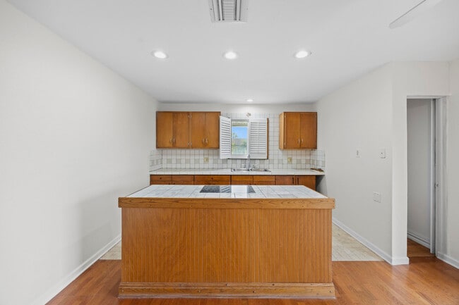 Building Photo - 1828 N Palmway