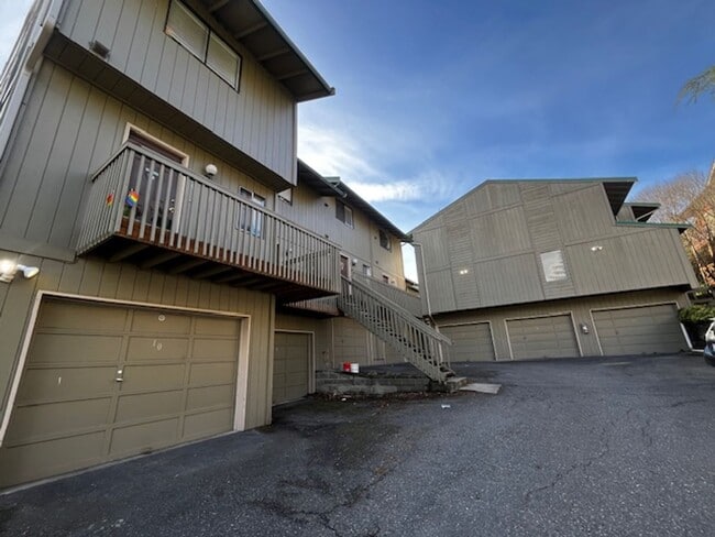 Primary Photo - 2 Bedroom 1.5 Bath Townhouse Close to WWU ...