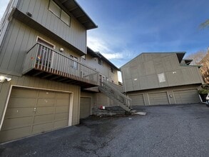 Building Photo - 2 Bedroom 1.5 Bath Townhouse Close to WWU ...