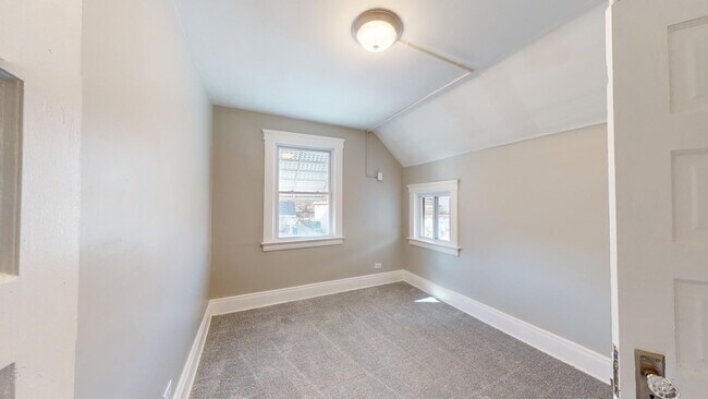 Building Photo - 3 Bed / 1 Bath in Cleveland!
