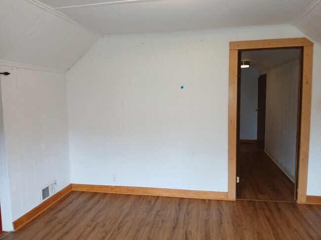 Building Photo - 220 E Smith St