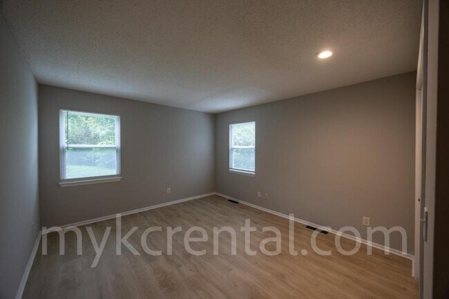 Building Photo - 6441 Hallet St