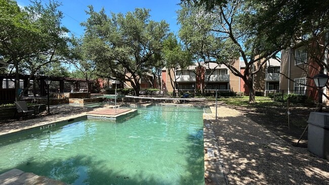 Building Photo - Ready for immediate move in!
