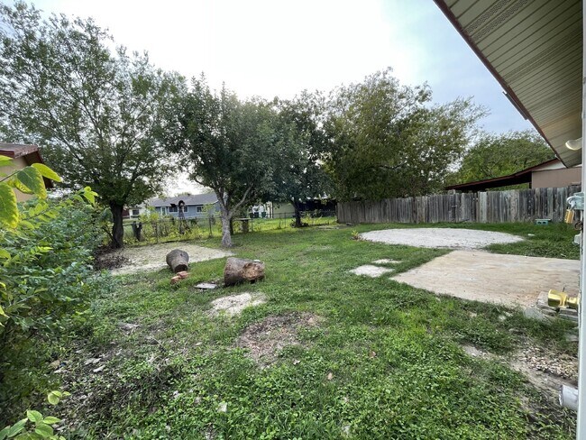 Building Photo - Gorgeous 3 bedroom, 2 bedroom with garage ...