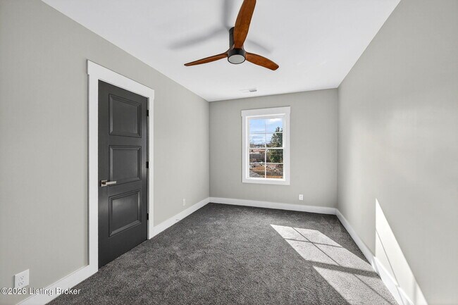 Building Photo - 914 Ash St