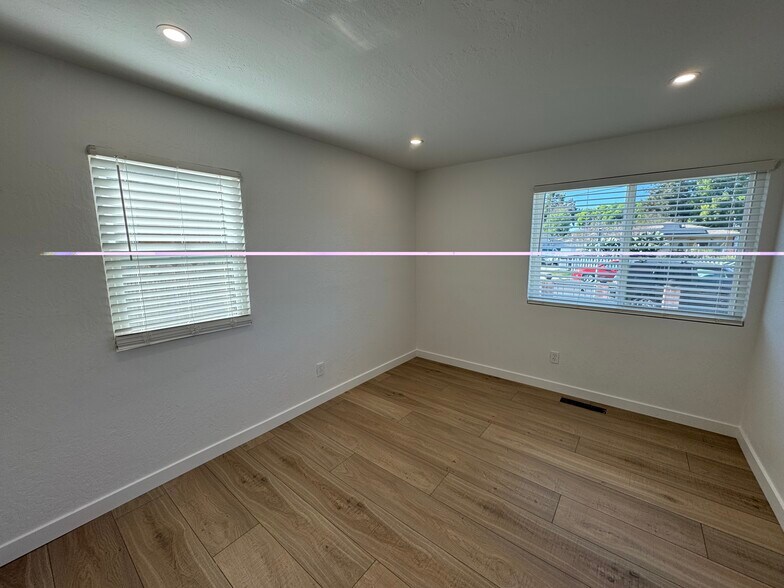 Building Photo - 2204 Lausett Ave