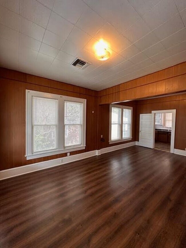 Building Photo - 2724 Bosque Blvd