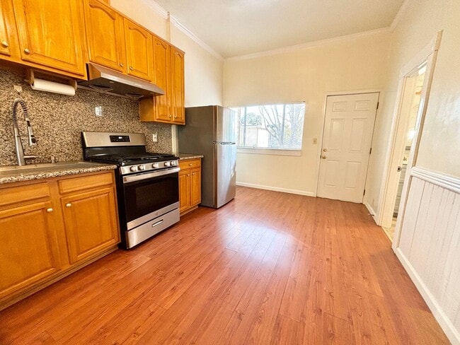 Building Photo - Adorable and Historic Home in West Alameda